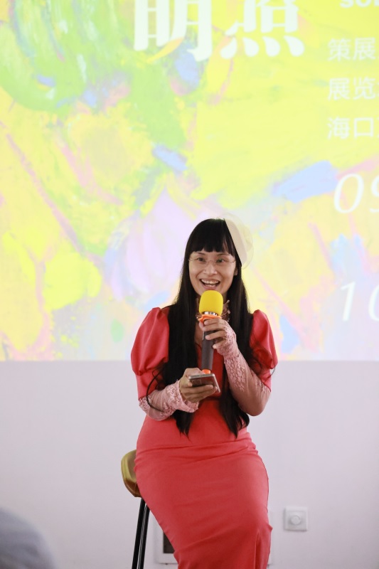 日光明照下的多维艺术 冯桂兰油画展在海口举办