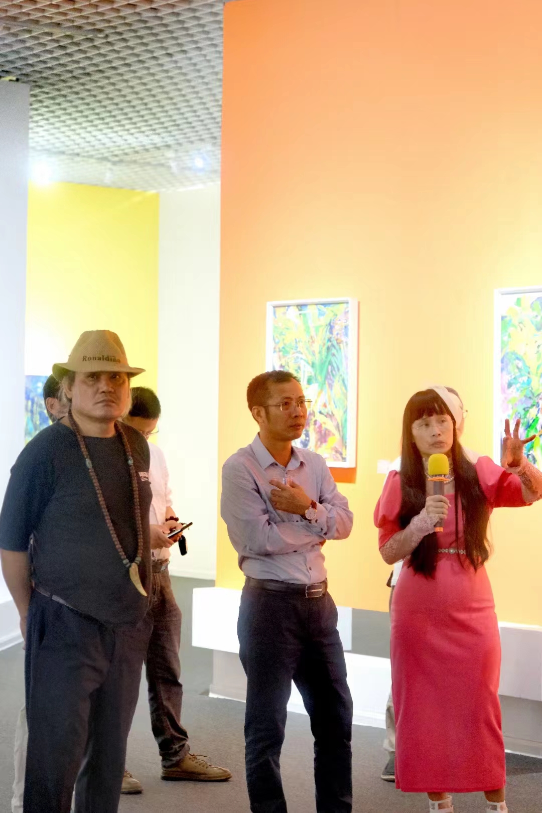 日光明照下的多维艺术   冯桂兰油画展在海口举办
