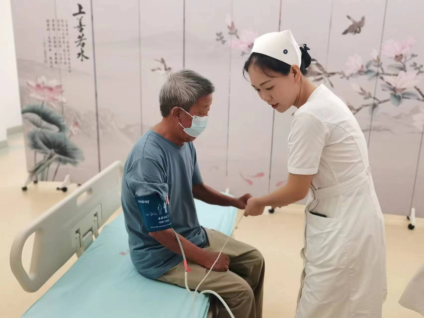 预防跌倒,温暖护航——解放军总医院海南医院举办爱老义诊活动