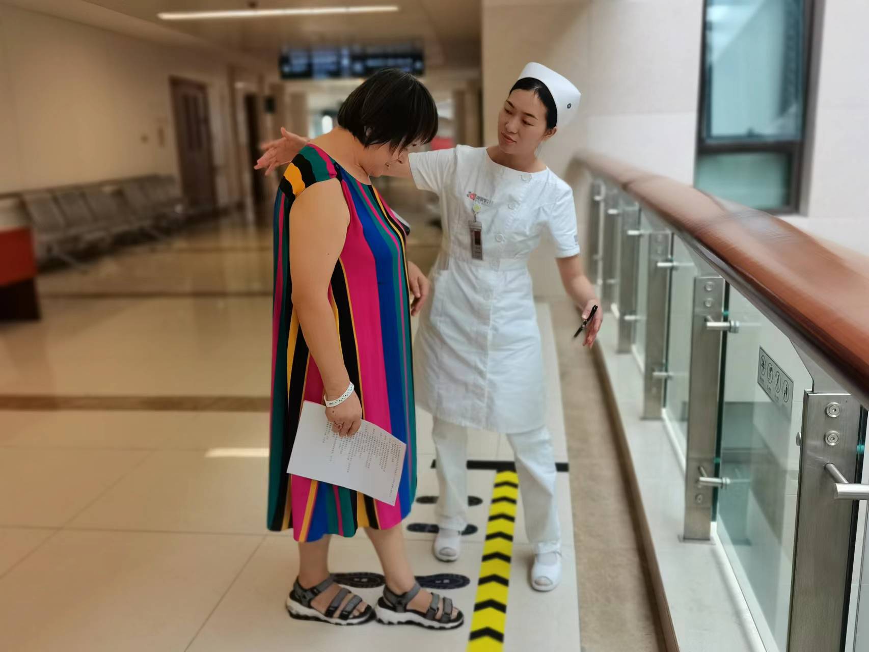 预防跌倒,温暖护航——解放军总医院海南医院举办爱老义诊活动