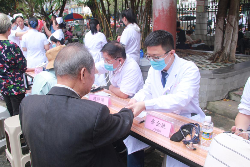 海南省老年病医院 开展“敬老月”义教、义诊活动