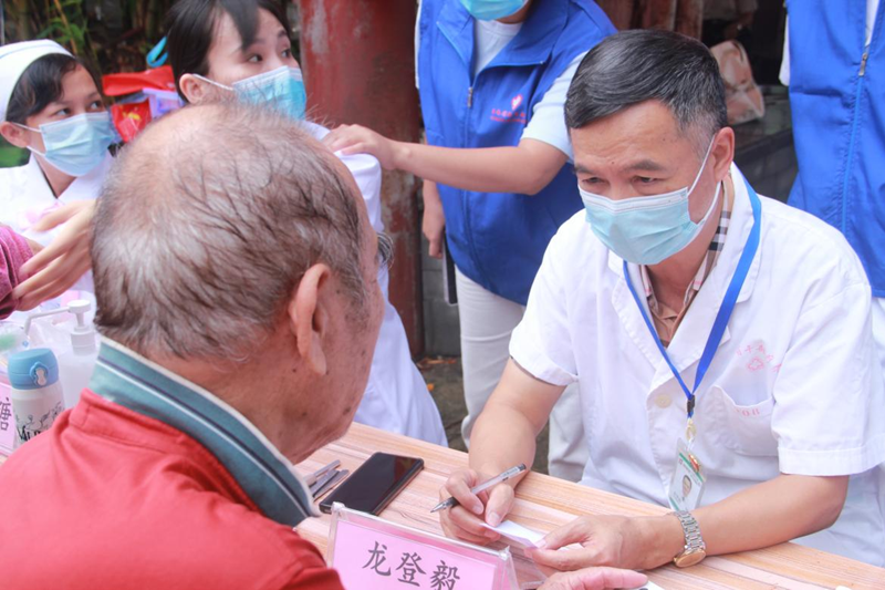 海南省老年病医院开展“世界卒中日”健康义诊活动