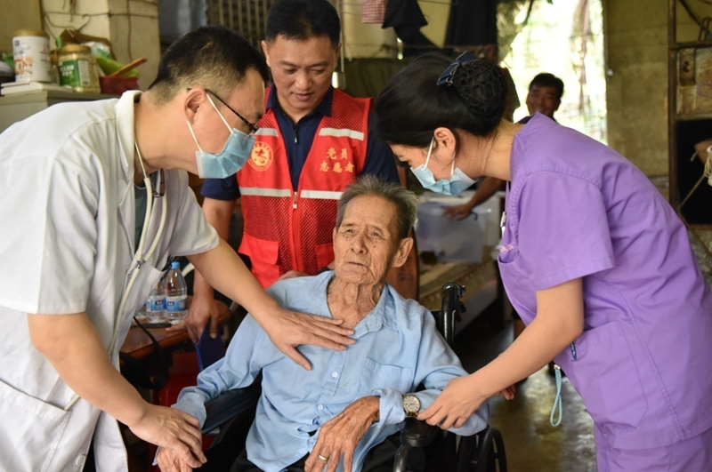 哈医大鸿森医院医疗队为三亚百岁以上老人巡诊