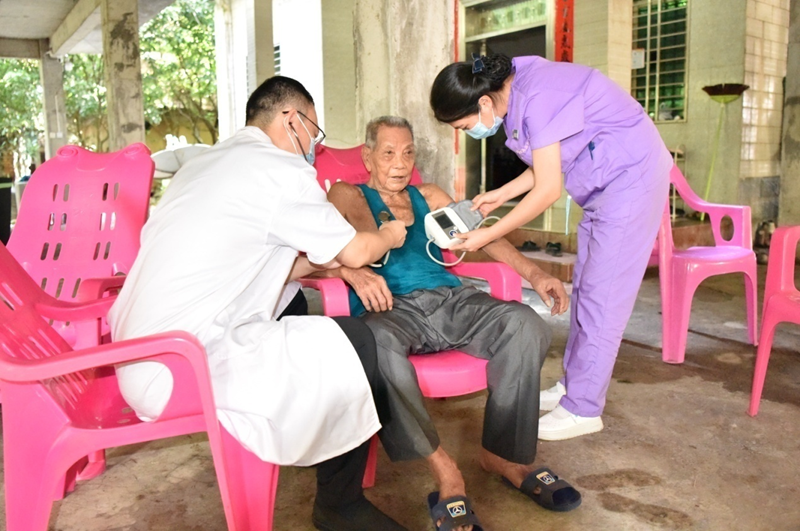 哈医大鸿森医院医疗队为三亚百岁以上老人巡诊