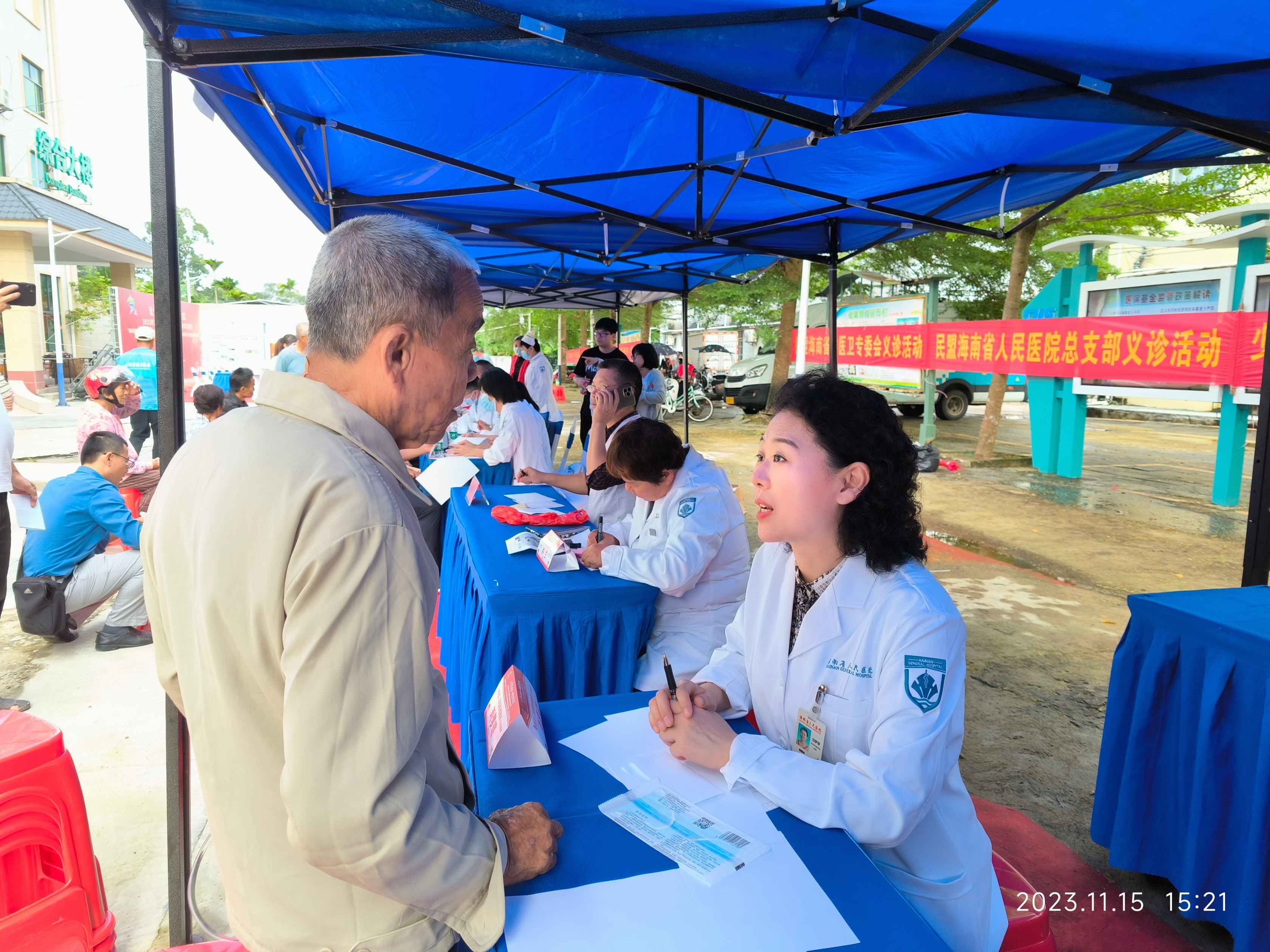 民盟海南省委组织医疗专家赴万宁龙滚义诊