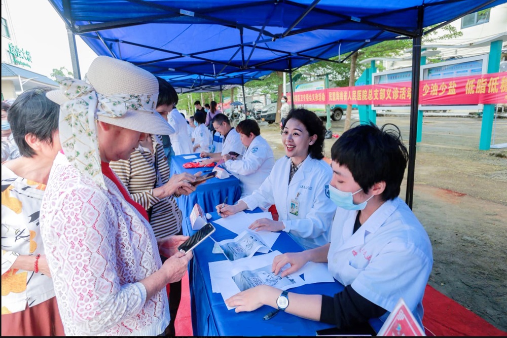 民盟海南省委组织医疗专家赴万宁龙滚义诊