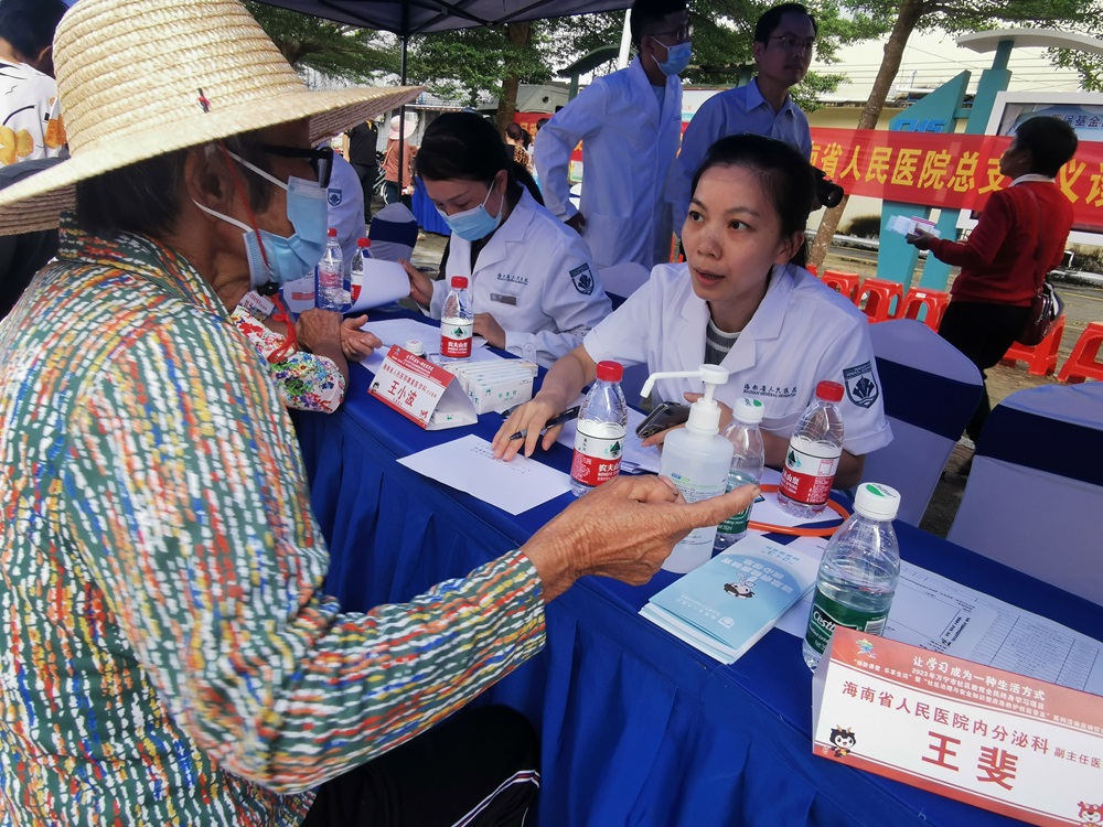 民盟海南省委组织医疗专家赴万宁龙滚义诊