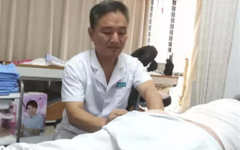 海军陆战队员阚兴顶  中医解除患者病痛