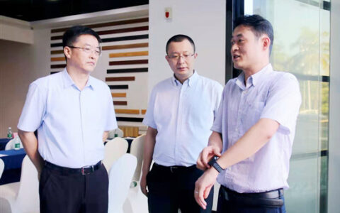 海口市副市长邓海华考察安顿心脑监测预警系统