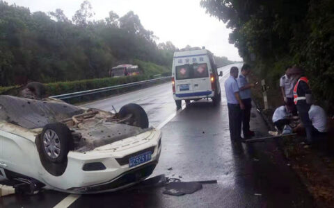 东线高速翻车 运安急救及时抢救受伤司机