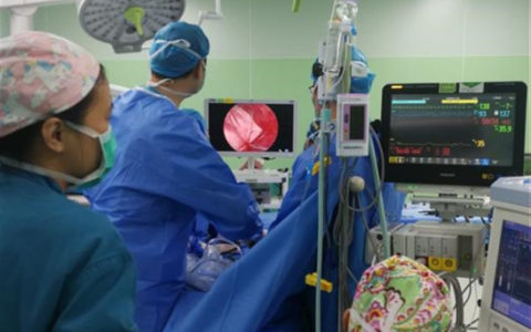 海南首例腔镜下右侧膈肌补片修补术完成