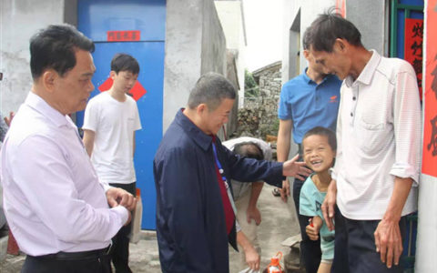 林展带队到定安县山地村走访慰问贫困户