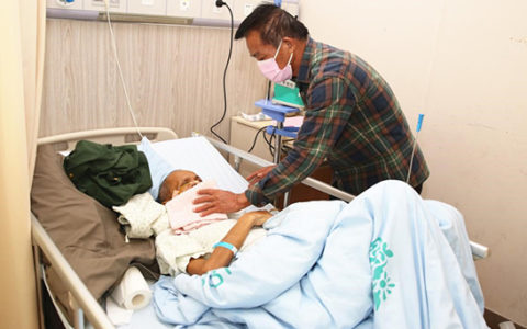 孤寡老人病床前的“亲兄弟”