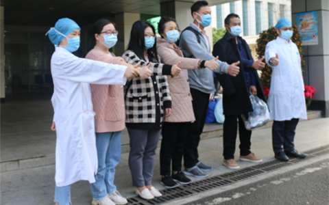 齐喊“武汉加油！海南加油！”  海南出院患者再添5人