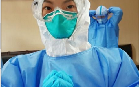 在荆州版小汤山医院  给消毒班的男护士画张像