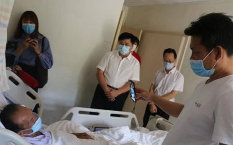 放心，家乡人一定会照顾好你的父亲