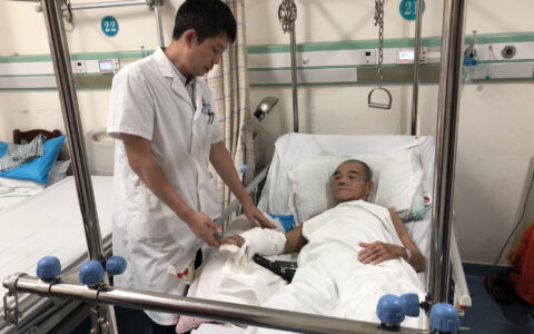 被电锯“咬”伤的右手保住了