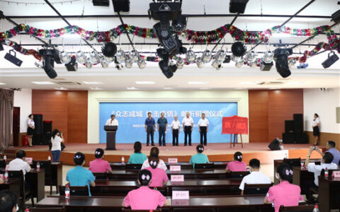 海南邮政向抗疫医务人员捐赠《众志成城 抗击疫情》邮折