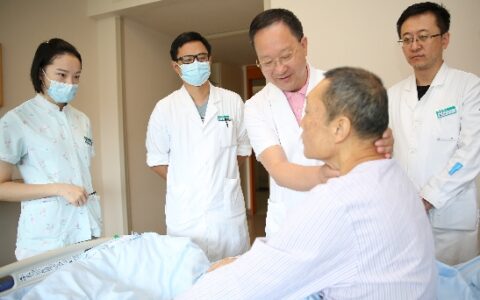 海南首例胸主动脉“烟囱”技术实施