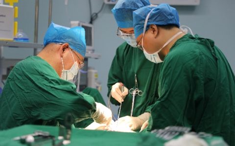 男子面部被肿瘤吃出“大窟窿”，医生为其手术免毁容