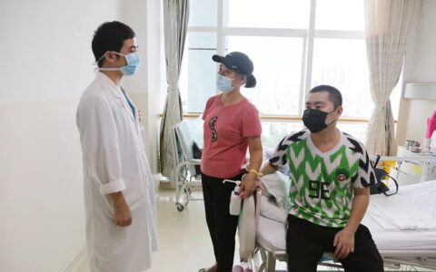 重症脑炎患者出院 家属感恩送锦旗