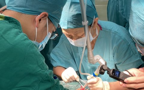 激光“手术刀”2分钟“搞定”患儿眼睑肿物