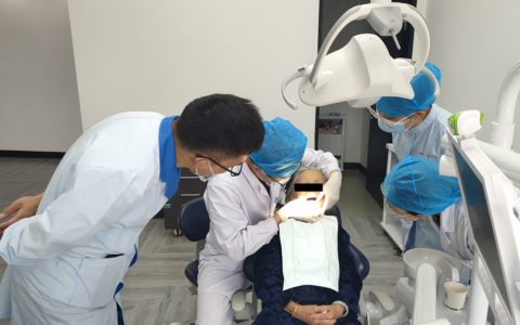 “稳”如种植牙的活动假牙，85岁半口无牙老人当天换“新牙”