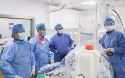 三亚中心医院为88岁高龄危重患者实施经导管主动脉瓣置换术（TAVI）＋左冠脉烟囱支架术