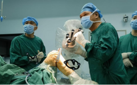 海医一附院完成全省首例国产手术机器人辅助下的全膝关节置换