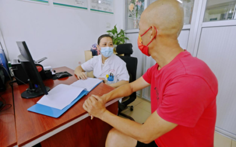 在与死神赛跑中托起“心”的希望——优秀住院医师曾英