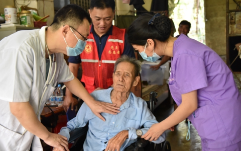 哈医大鸿森医院医疗队为三亚百岁以上老人巡诊