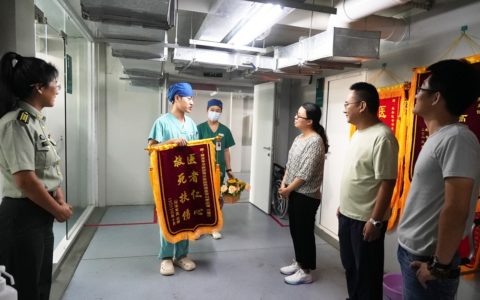 回家途中偶遇车祸 白衣天使及时出手