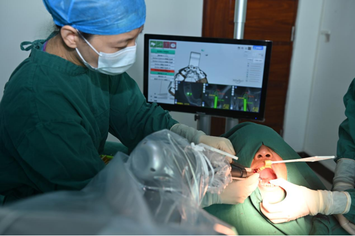 陵水县人民医院开展全国首例种植机器人拔牙后即刻上颌窦底提升同期牙种植术