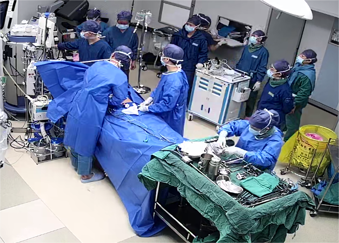 多学科联合为八旬老人根治结肠癌——达芬奇机器人来帮忙