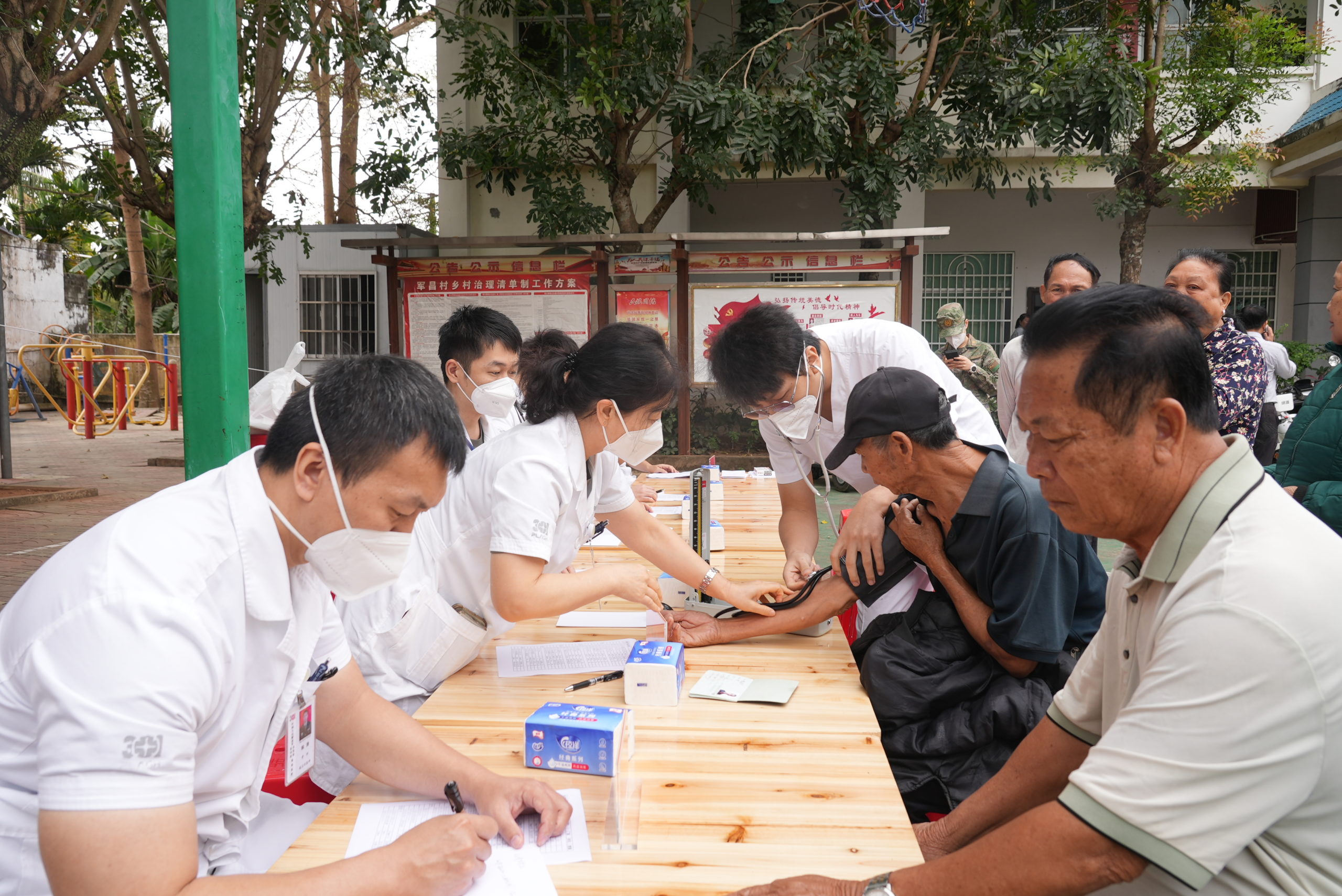 解放军总医院海南医院团委推动学雷锋实践活动取得扎实成效