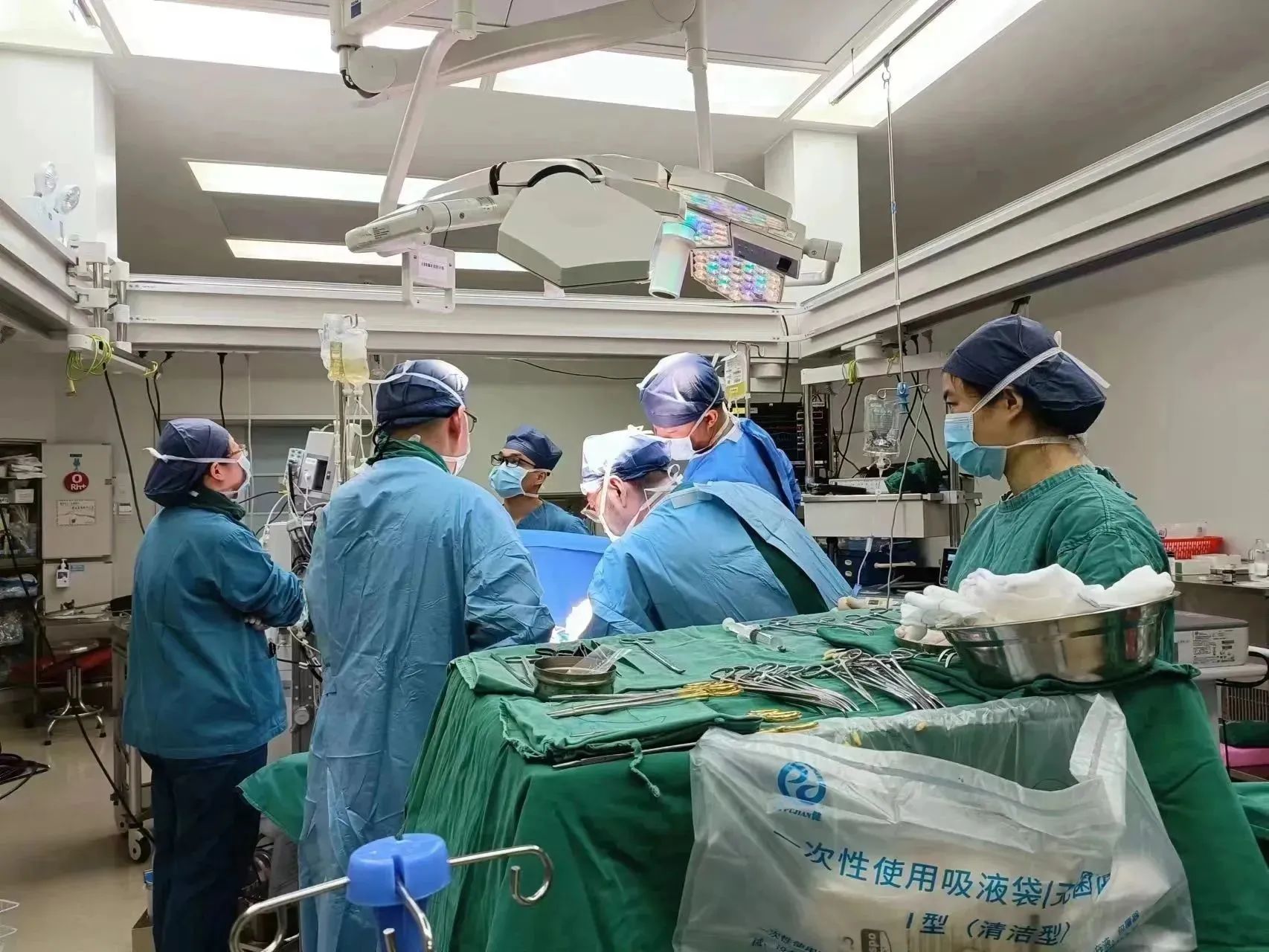 填补省内空白,巧手“拆弹”!海南省人民医院完成海南首例肝移植联合下腔静脉-心房取栓术