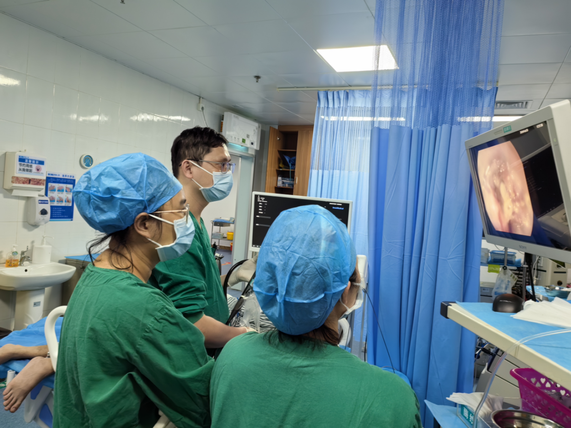 海南医学院第二附属医院消化内镜科完成一例经超声内镜引导下食管异物取出术
