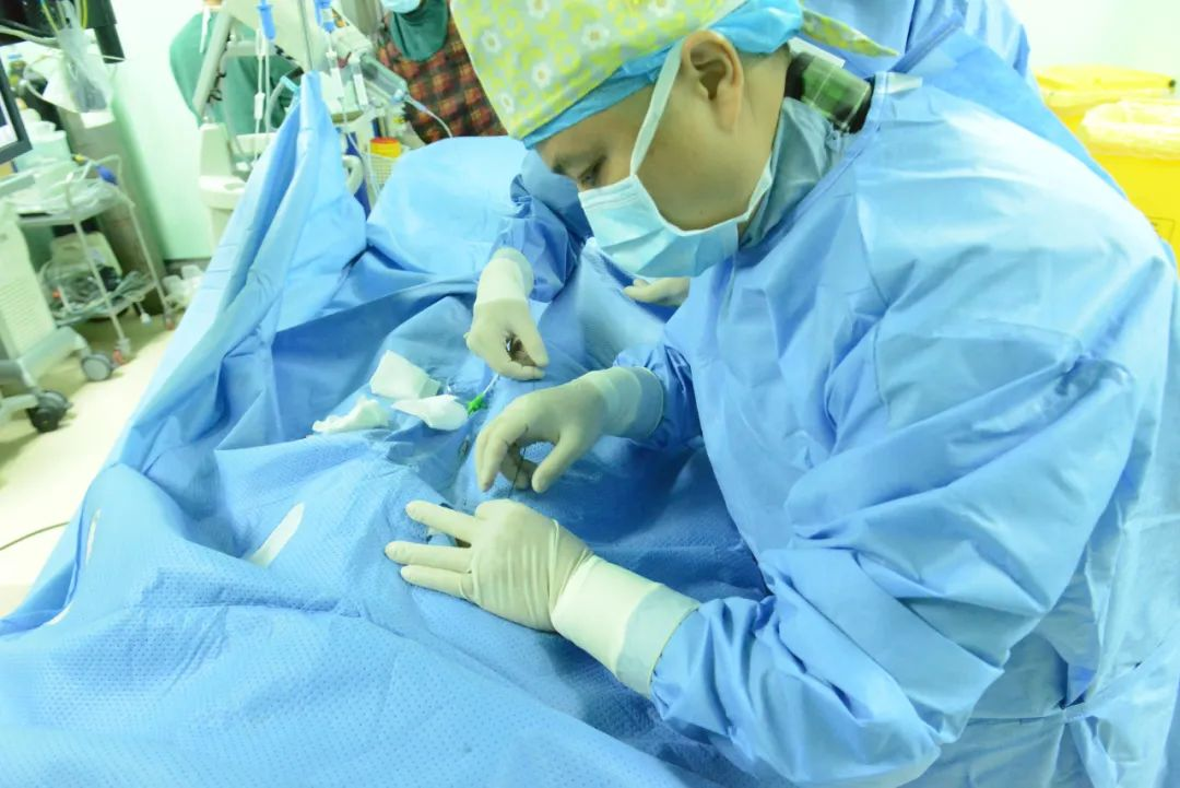 海南省第二人民医院神经医学中心巧手“拆弹”，一台手术“解决”两颗脑动脉瘤