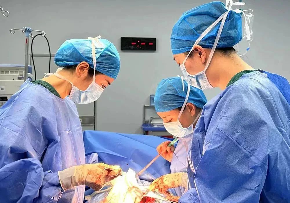 34周孕妇突发胎盘早剥，鸿森医院紧急剖宫分娩“抢”回母子生命