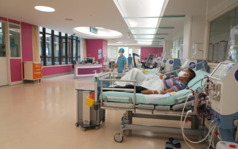 37岁“患儿”血透不再要妈妈陪护