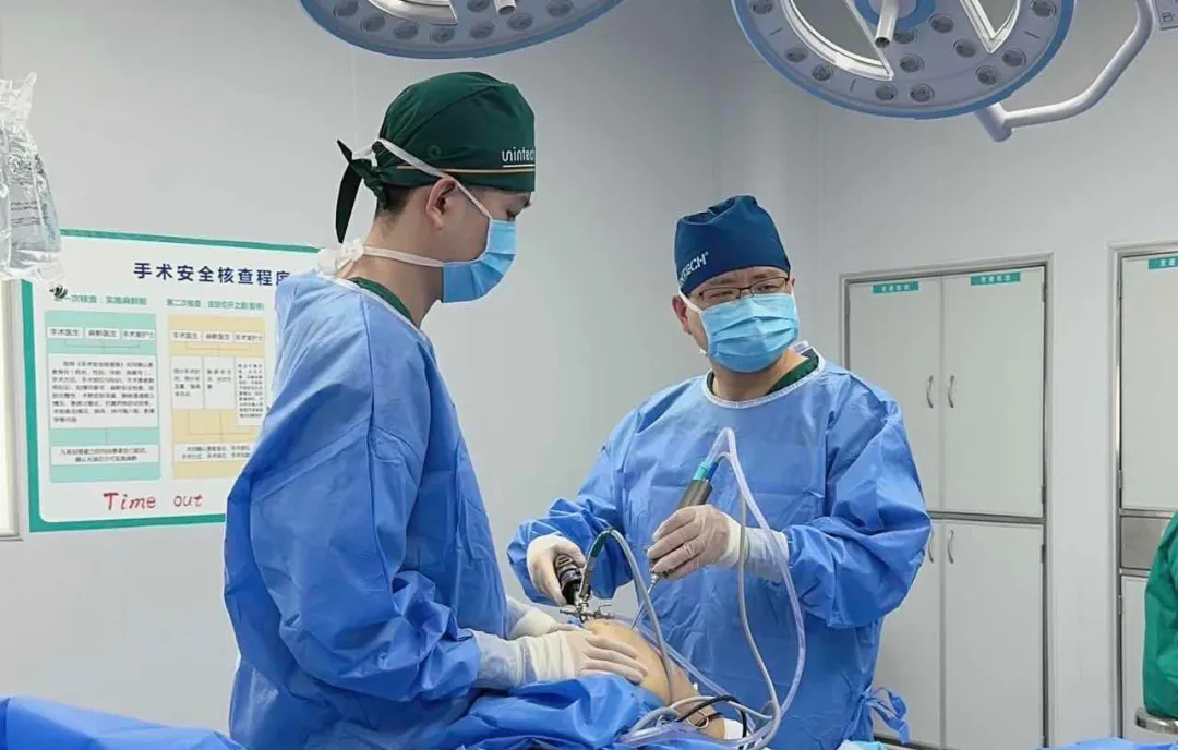 哈医大鸿森医院骨科完成该院首例膝关节镜下绒毛结节性滑膜炎滑膜切除术