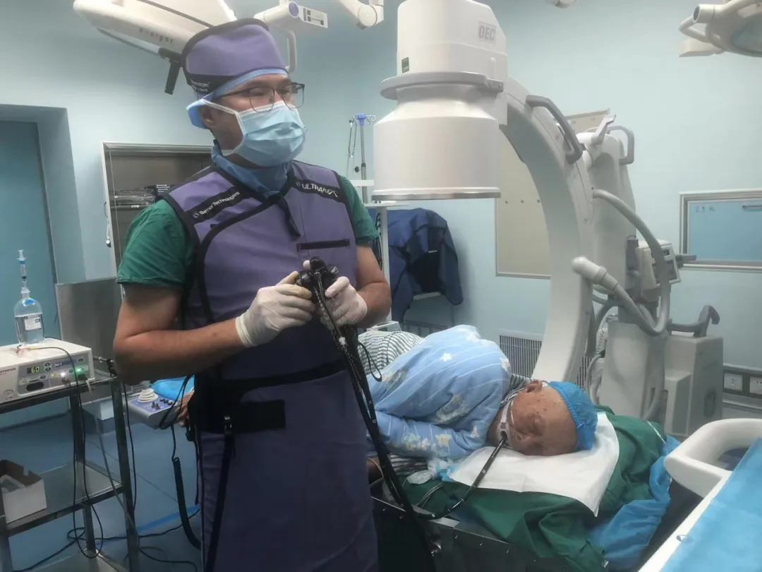 百岁老人胆总管巨大结石,海医二院无痛微创快速治愈