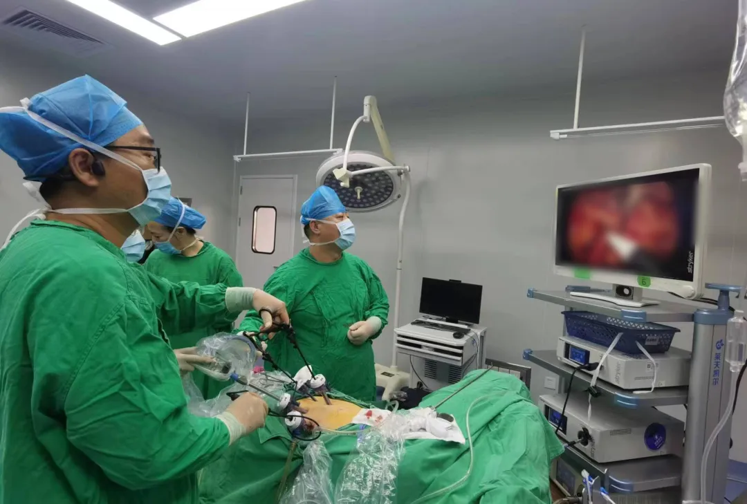 海医二院东湖综合外科高质量完成1例高龄患者腔镜下肠癌根治术+左输尿管切开取石术