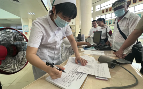 同济文昌医院走廊上演“生死时速”，医护人员4分钟跑赢“死神”