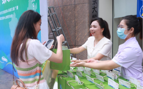 “一份爱心礼 致敬劳动者”——菁华和京生殖医院为司机群体送上暖心礼包