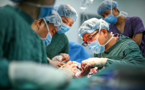 男子右腿被机器绞断，三亚市人民医院骨科成功接上