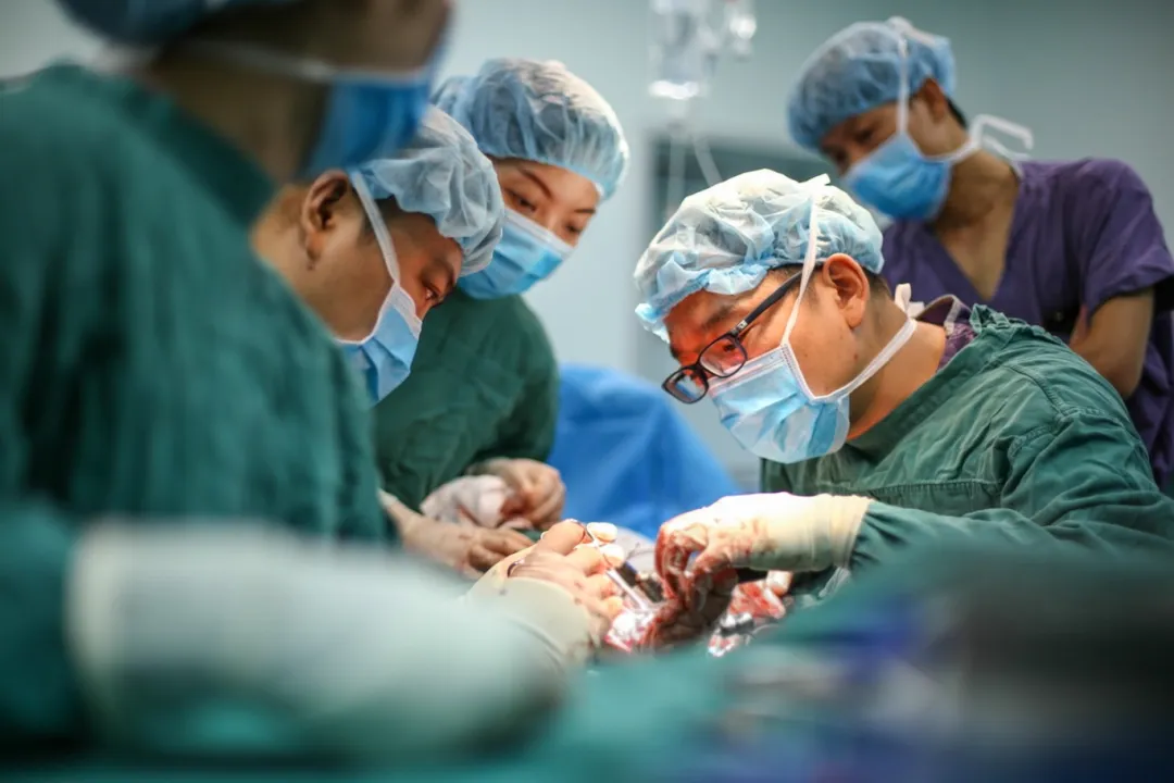 男子右腿被机器绞断，三亚市人民医院骨科成功接上