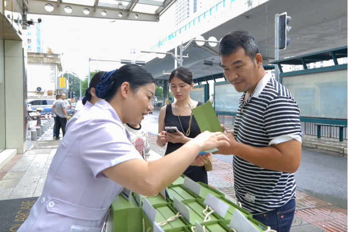 “一份爱心礼 致敬劳动者”——菁华和京生殖医院为司机群体送上暖心礼包