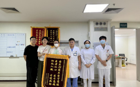 做好医疗保障 守护游客健康 | 外地游客为海口医生送锦旗