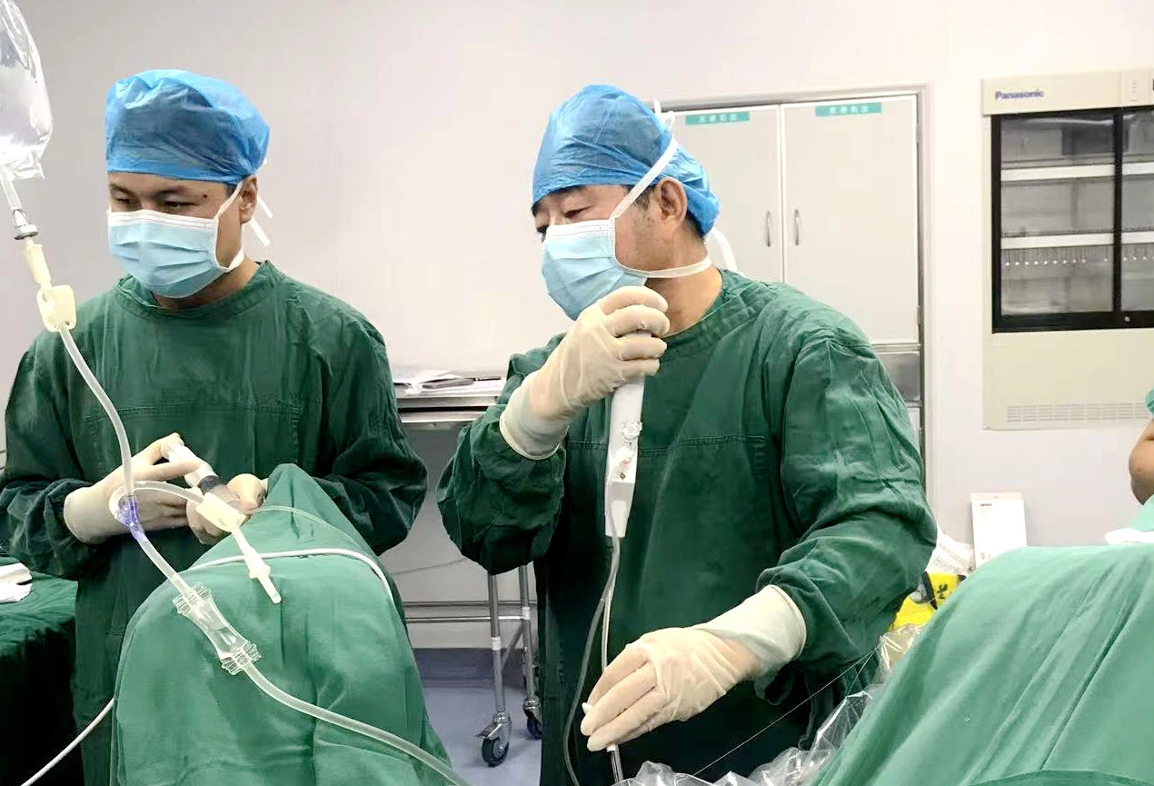 “无切口取石”  三亚哈医大鸿森医院泌尿外科完成首例“经尿道输尿管软镜钬激光碎石取石术”